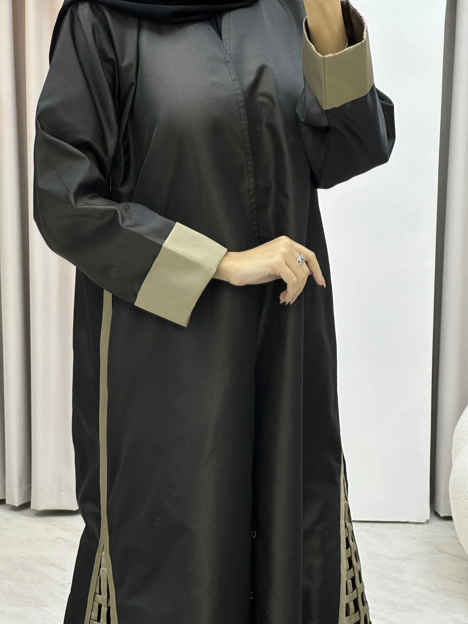 C Black Beige Mesh Panel Abaya - Image 10
