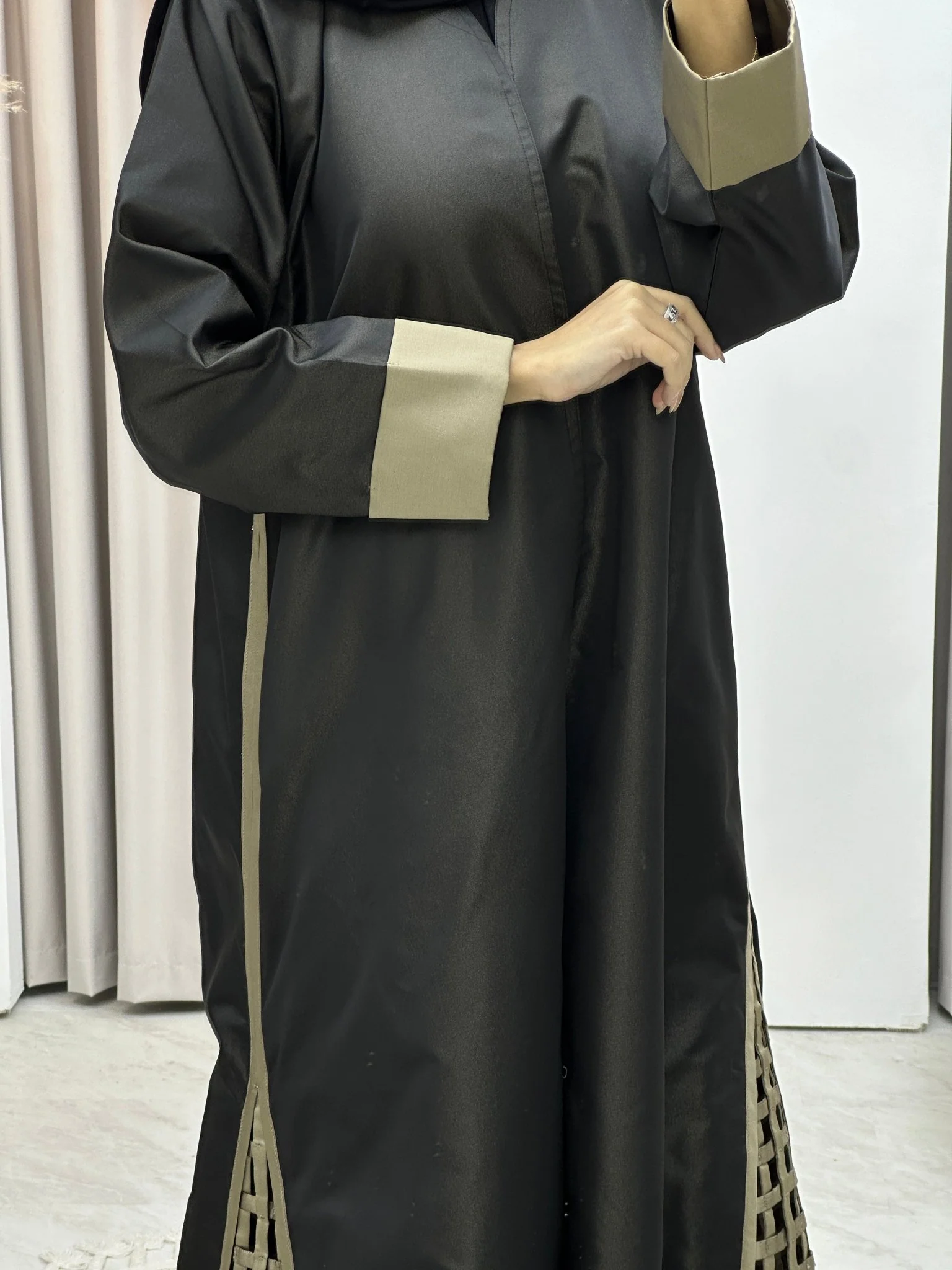 C Black Beige Mesh Panel Abaya - Image 9