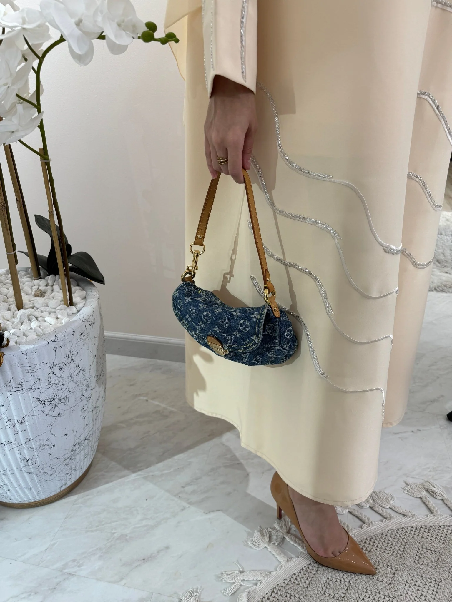 C Cream Wave Embroidery Abaya - Image 11