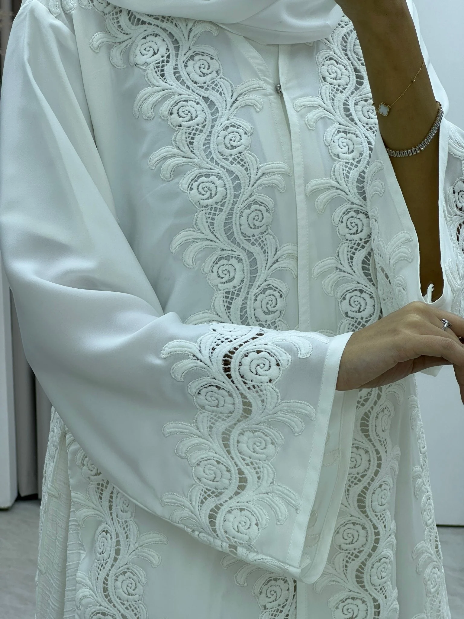 C Lace Panel White Abaya - Image 2
