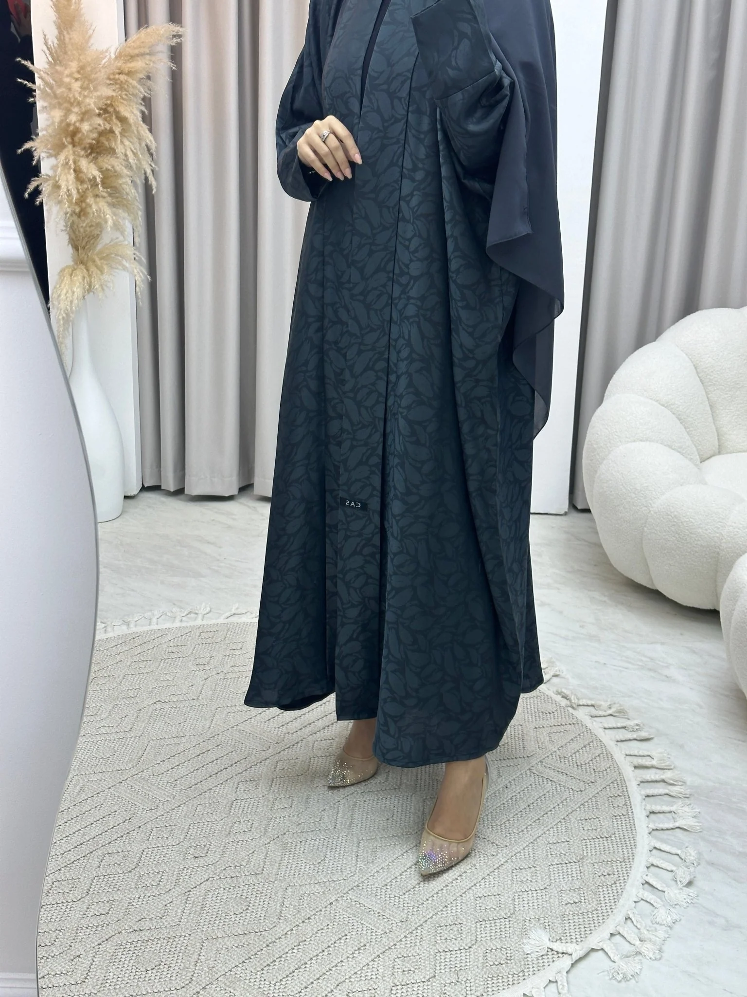 C Leaf Print Grey Bisht Abaya - Image 2
