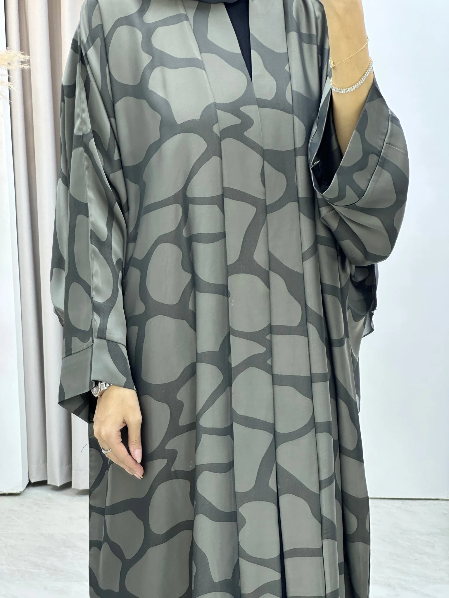 C Marble Geometric Bisht Beige Abaya - Image 10