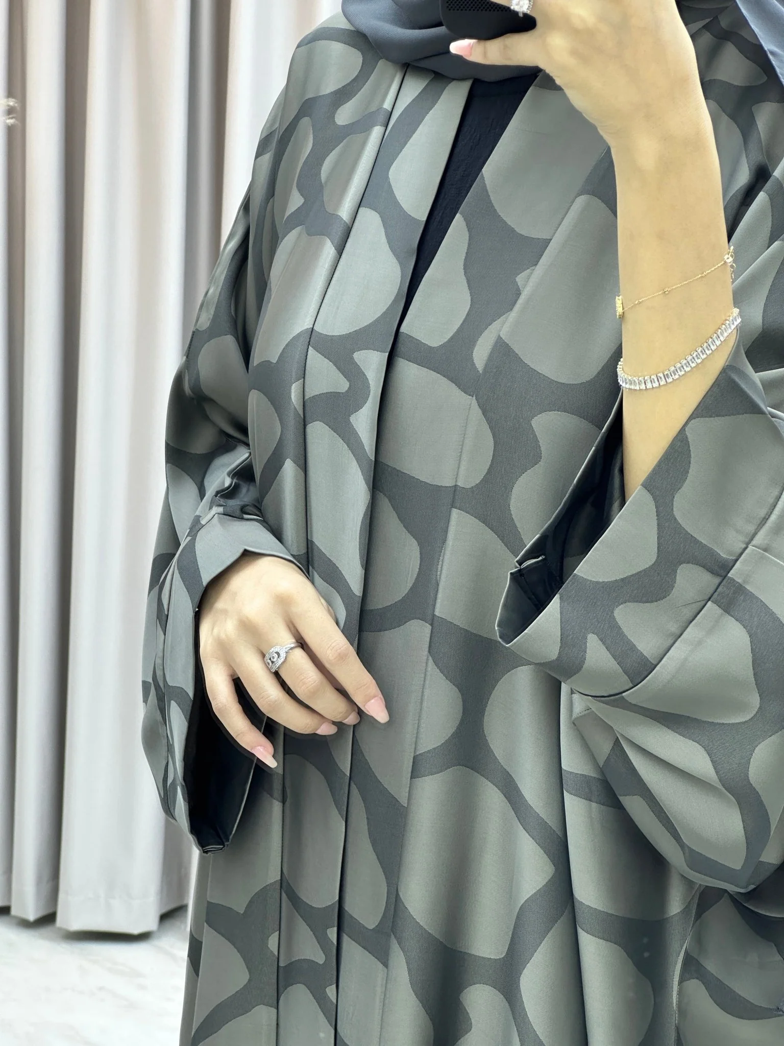 C Marble Geometric Bisht Beige Abaya - Image 3