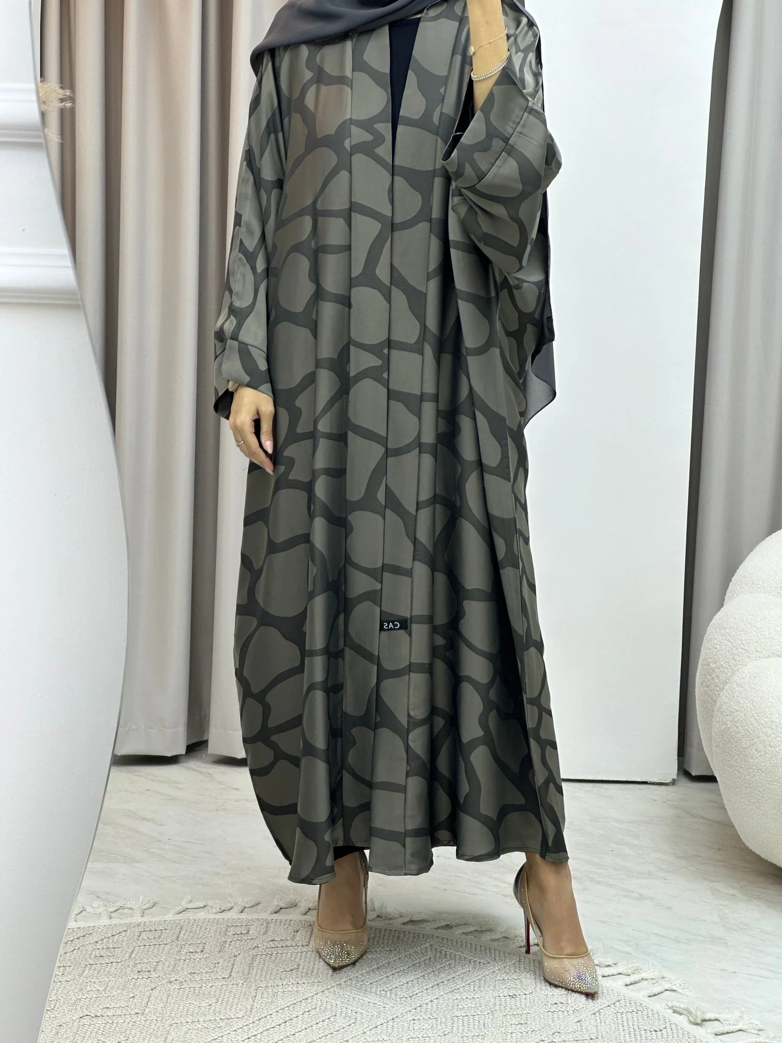 C Marble Geometric Bisht Beige Abaya - Image 4