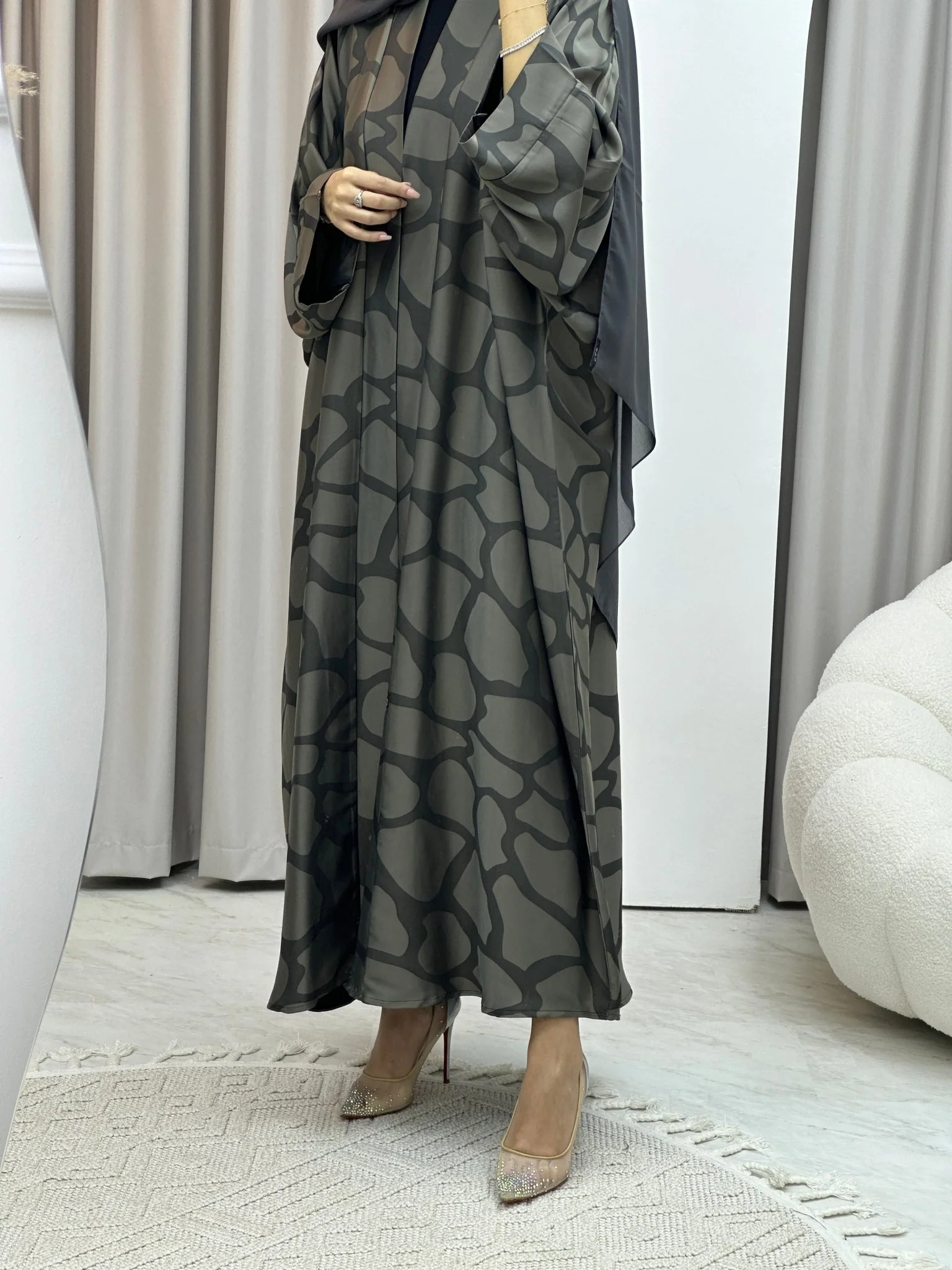 C Marble Geometric Bisht Beige Abaya - Image 5