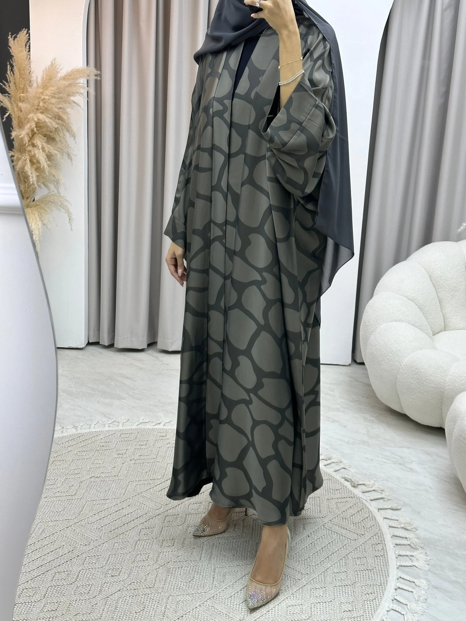 C Marble Geometric Bisht Beige Abaya - Image 7