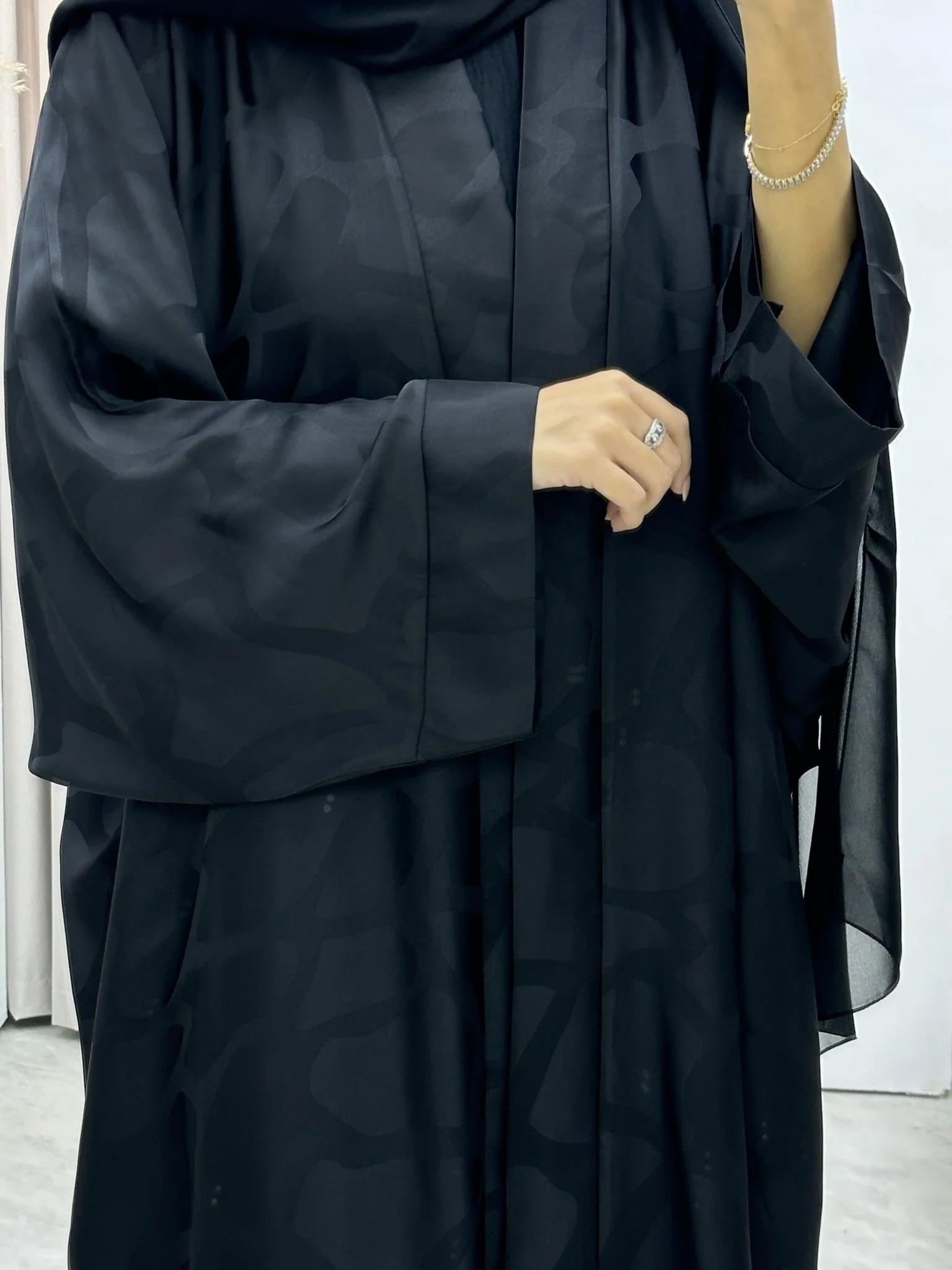 C Marble Geometric Bisht Black Abaya - Image 7