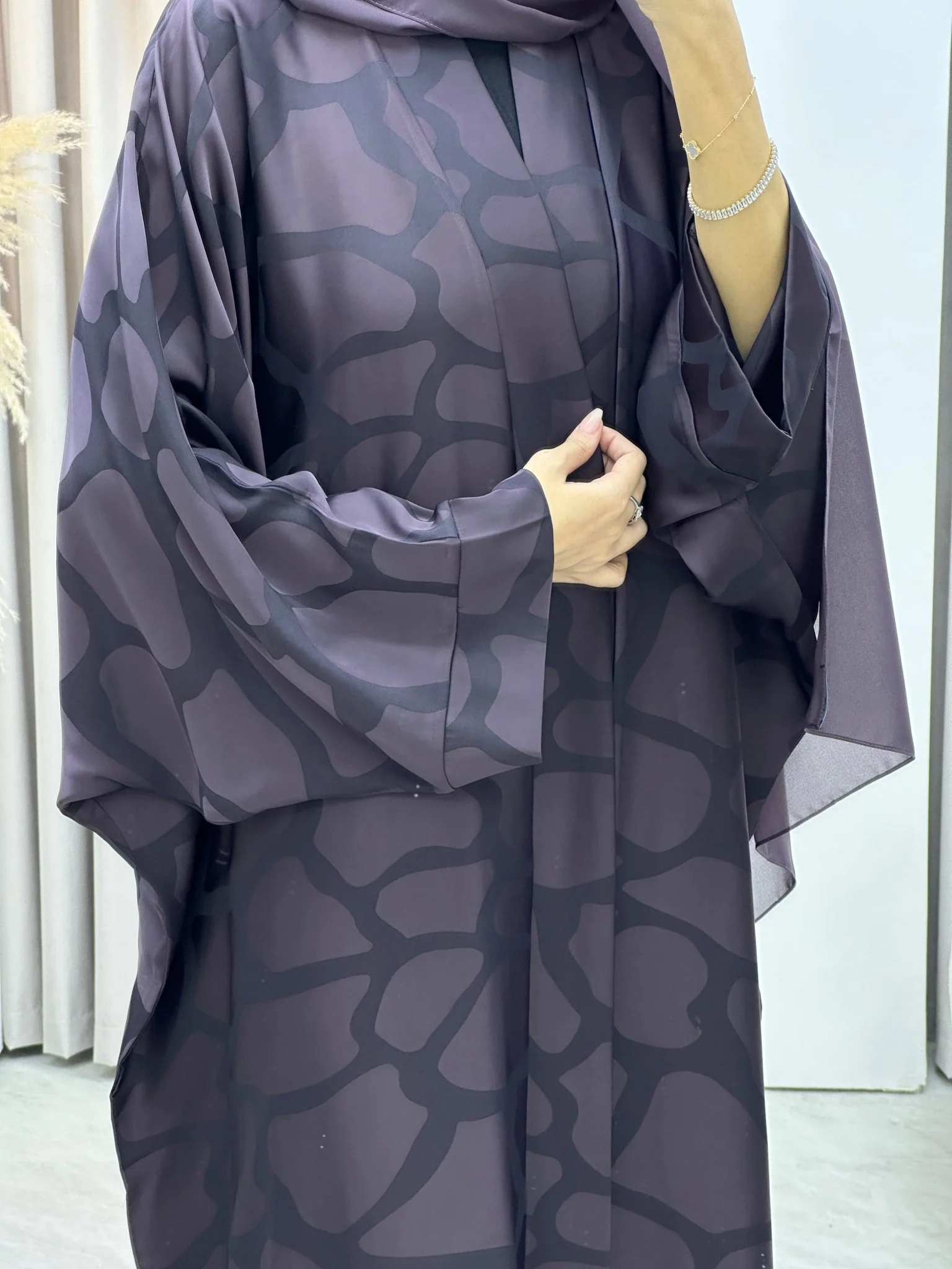 C Marble Geometric Bisht Purple Abaya - Image 3