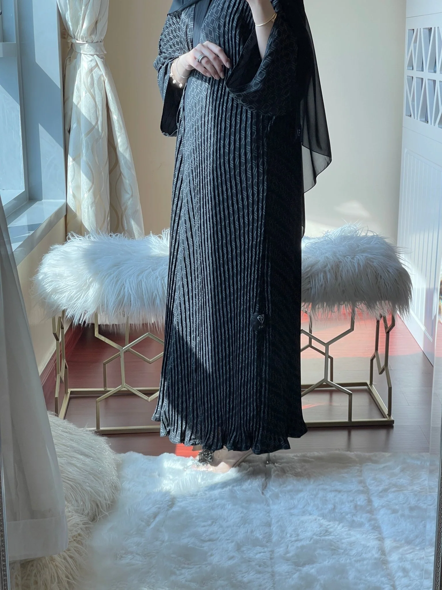 C-Pleated-Black-Grey-Geometric-Abaya - Image 3