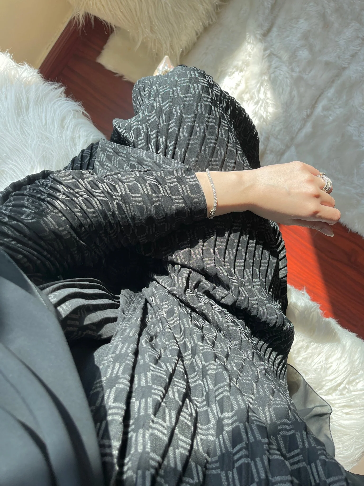 C-Pleated-Black-Grey-Geometric-Abaya - Image 5