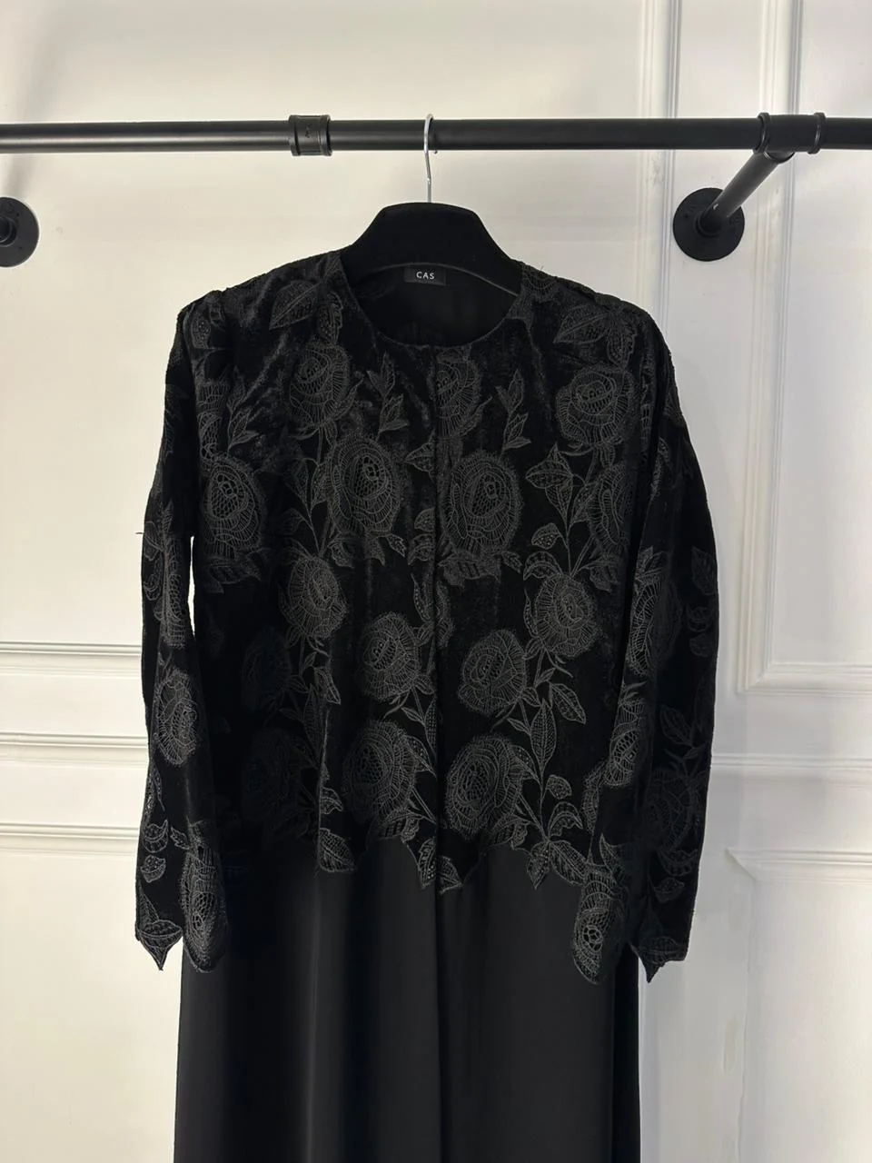 C RTW 1978 Black Velvet Rose Dantel Abaya - Image 3