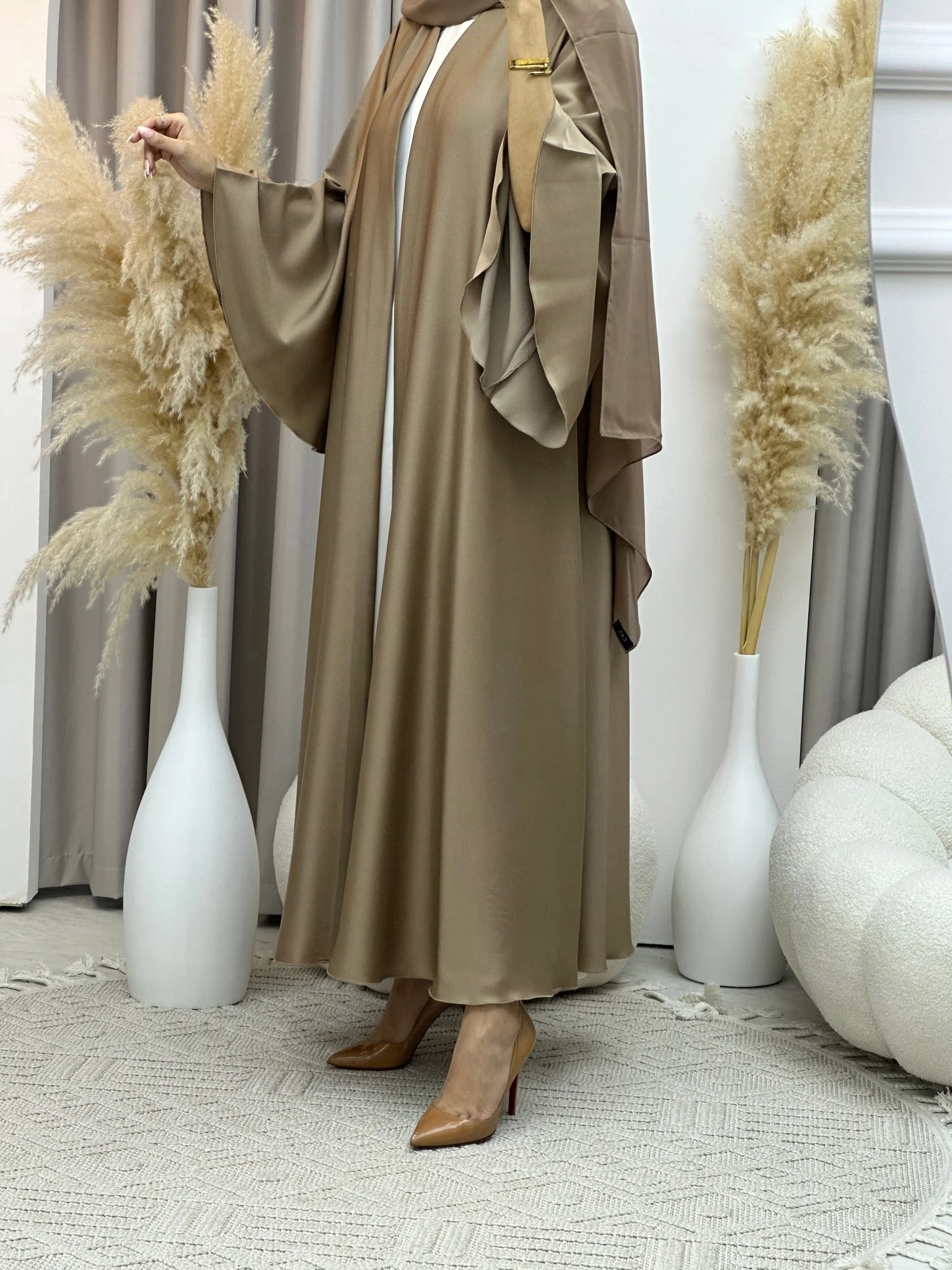C RTW Beige Kloosh Duotone Abaya - Image 5