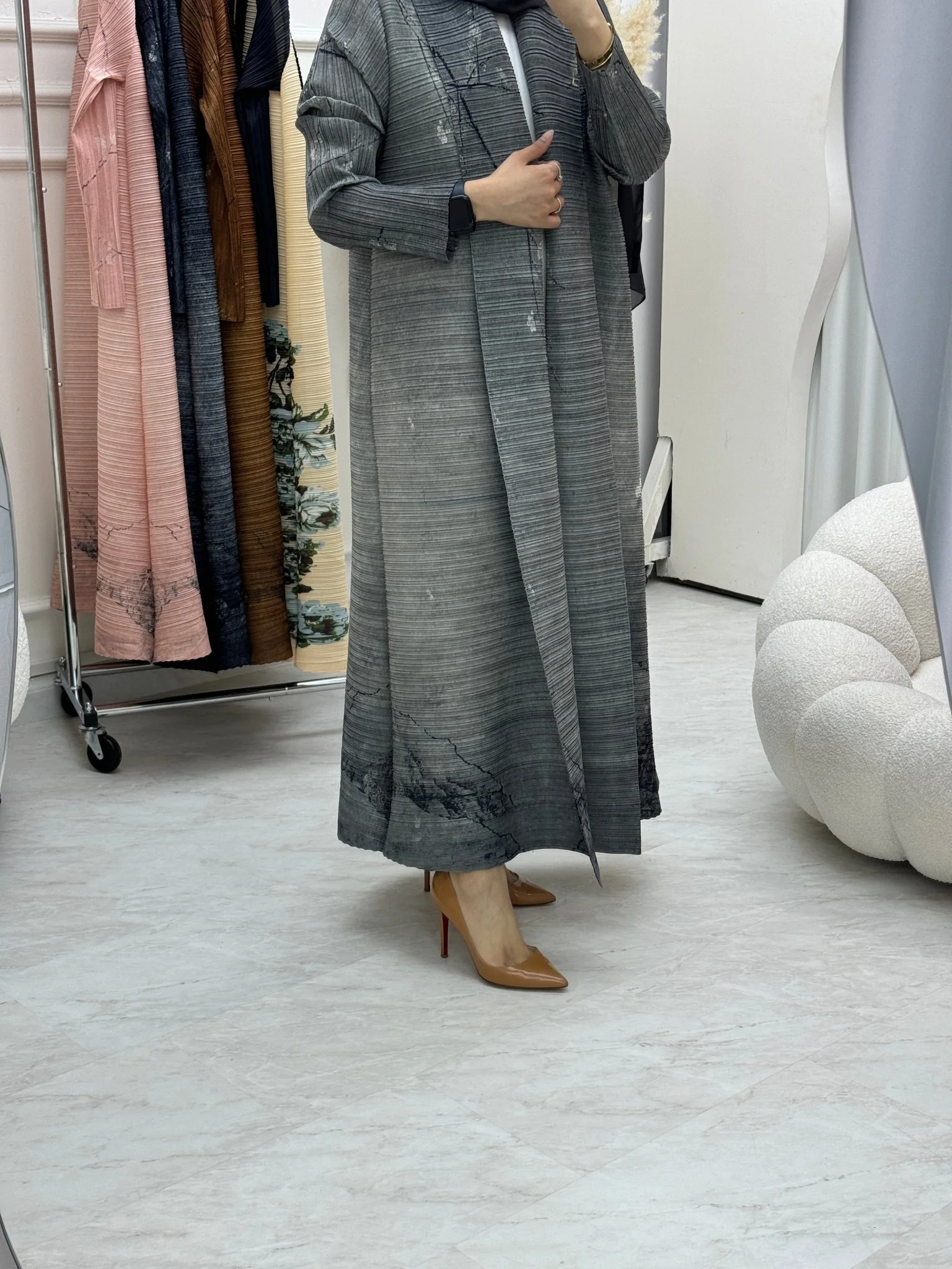 C RTW Grey Pleated Print Abaya - Image 5