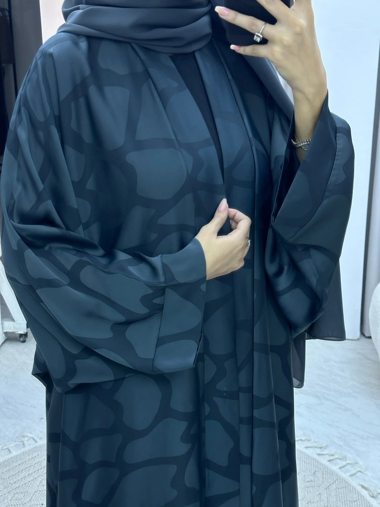 C Marble Geometric Bisht Grey Abaya - Image 6
