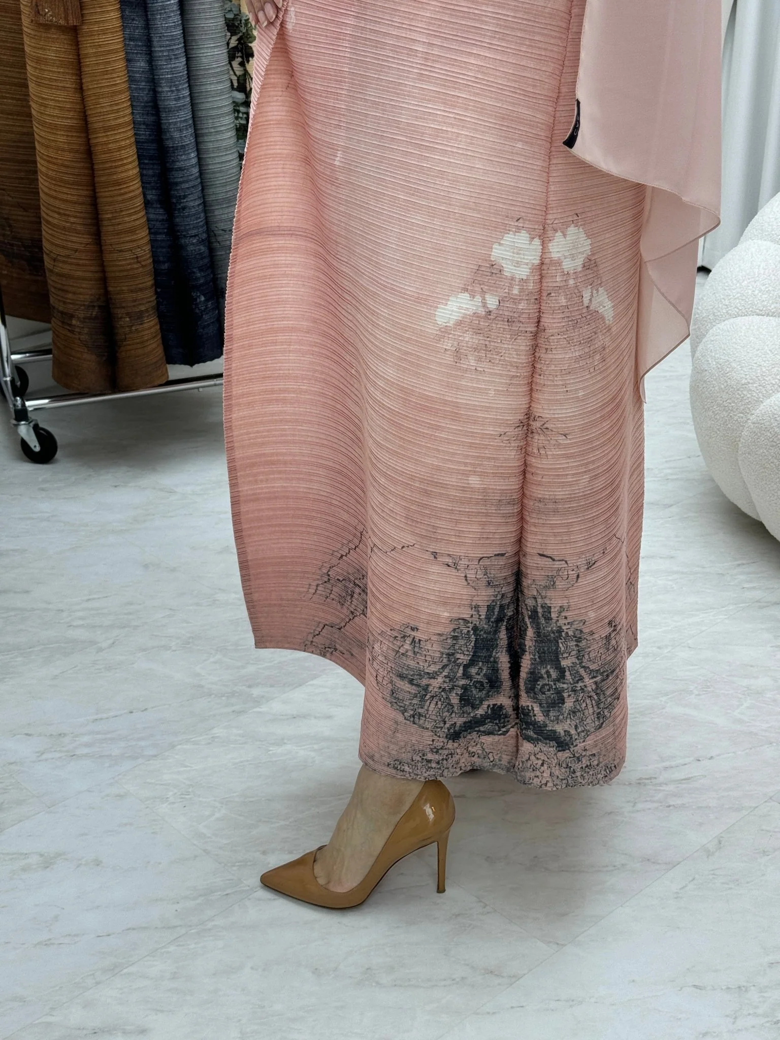 C RTW Pink Pleated Print Abaya - Image 4
