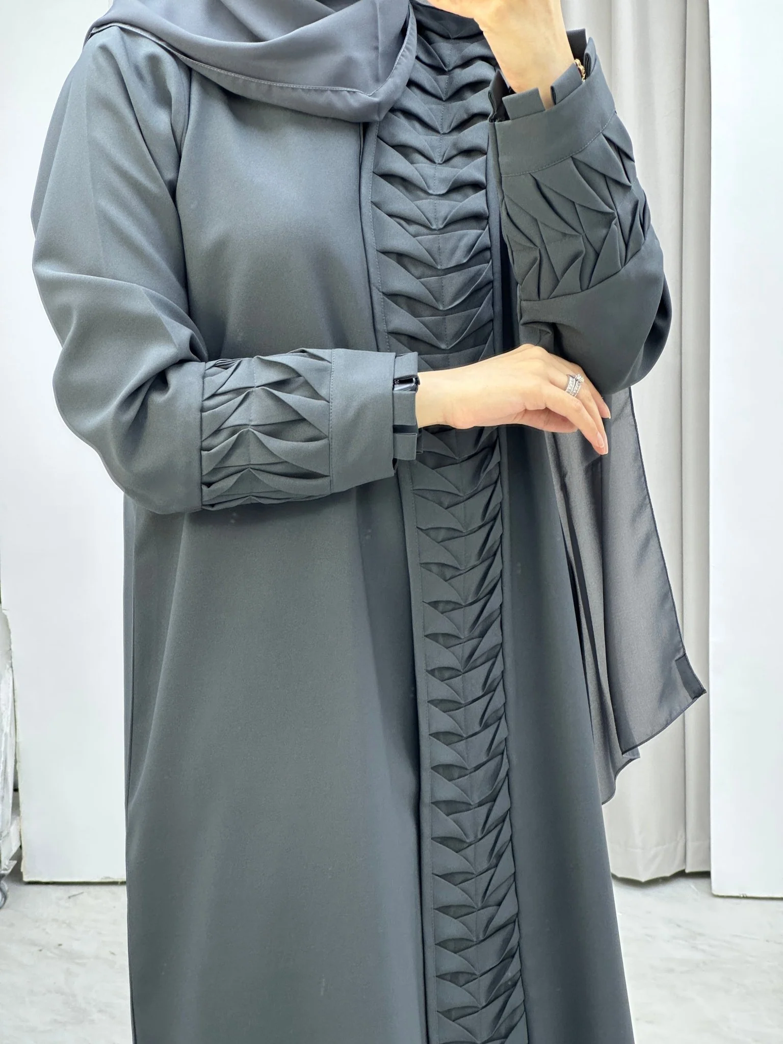C RTW Triangle Pleats Grey Abaya - Image 2