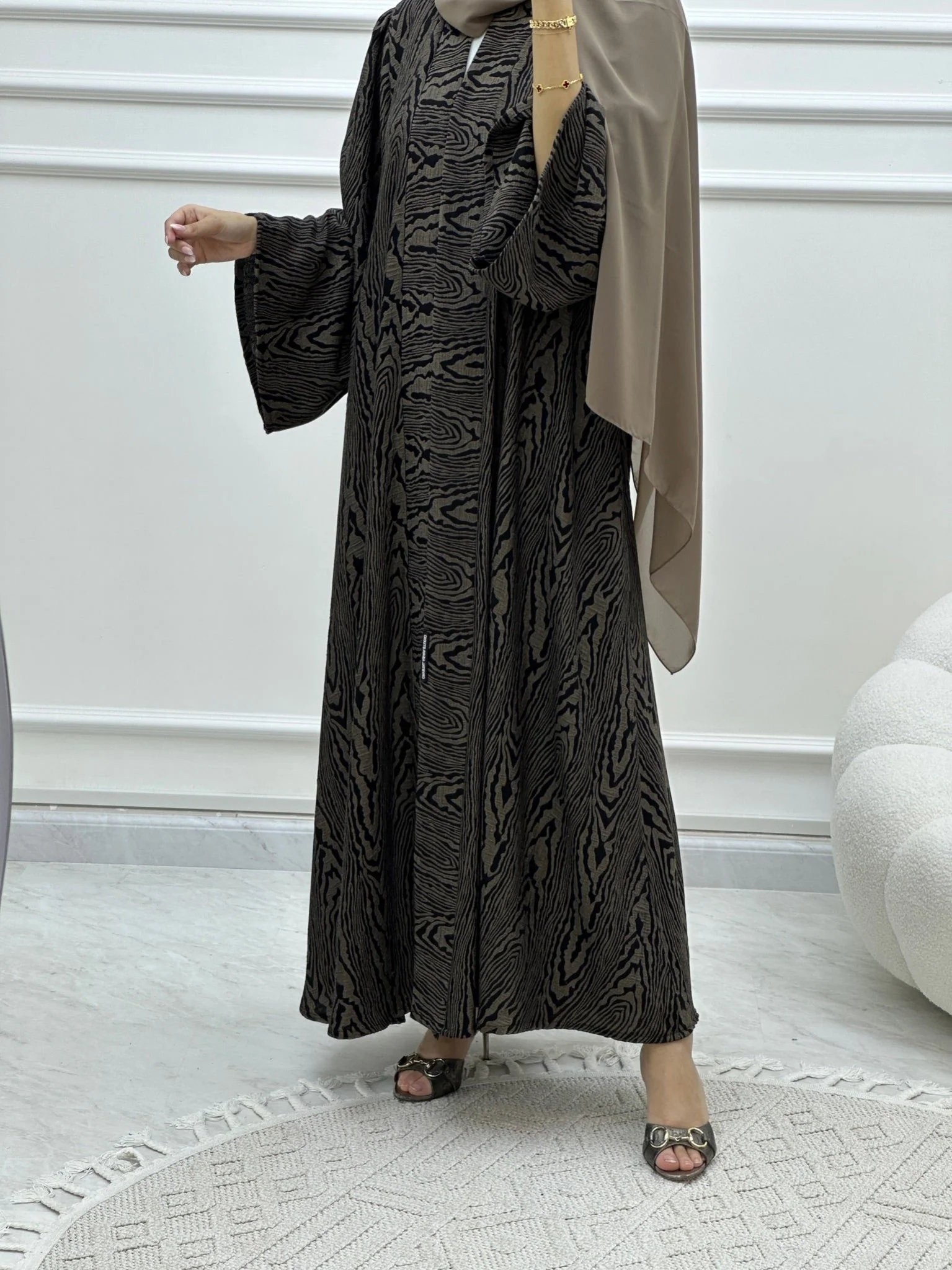 C Swirl Bisht Budget Beige Abaya - Image 7