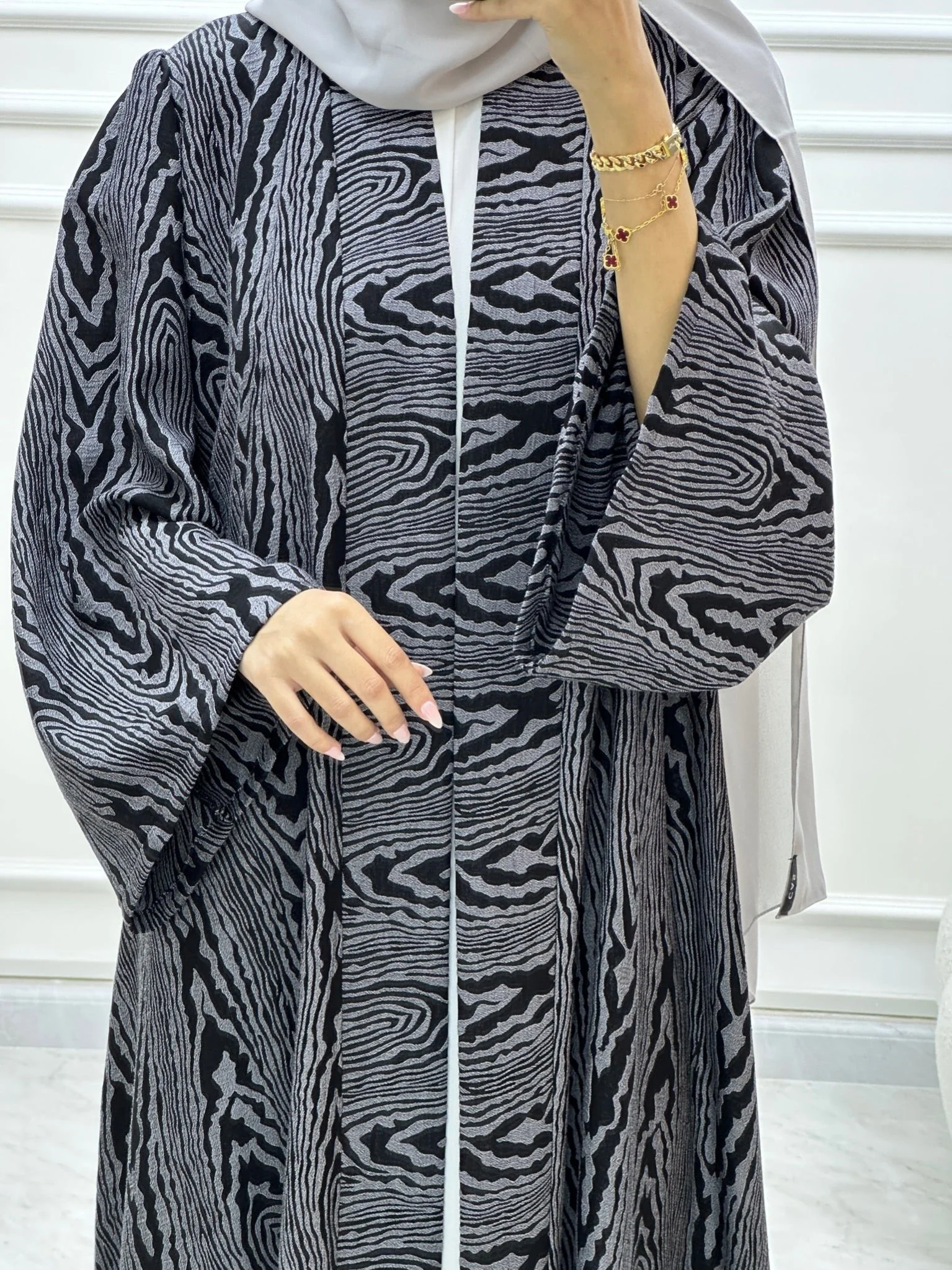 C Swirl Bisht Budget Grey Abaya - Image 2