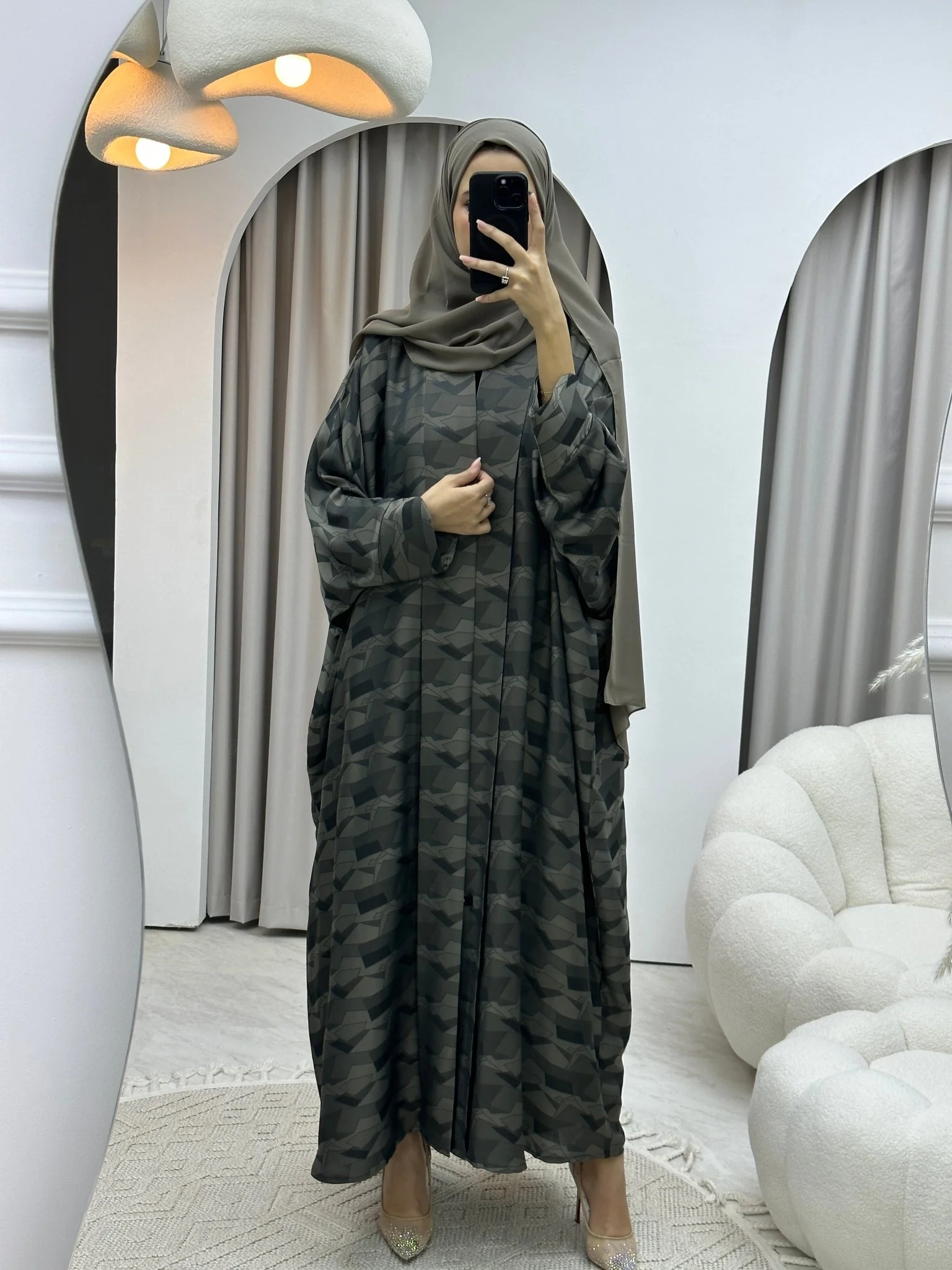 C Triangle Geometric Beige Bisht Abaya - Image 7