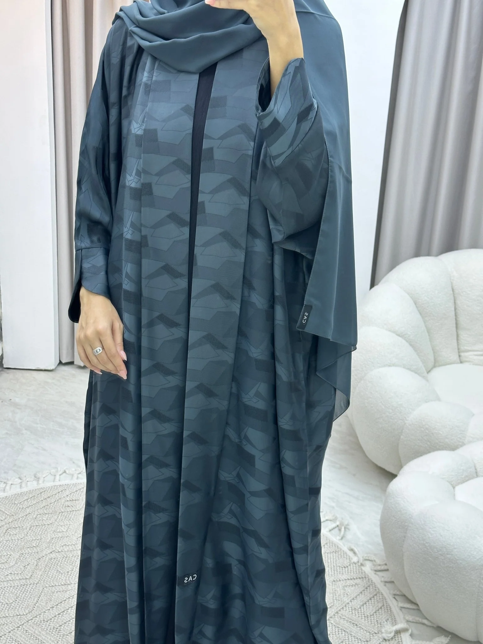 C Triangle Geometric Grey Bisht Abaya - Image 3
