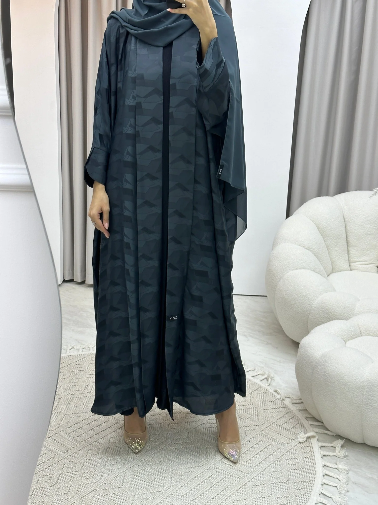 C Triangle Geometric Grey Bisht Abaya - Image 4