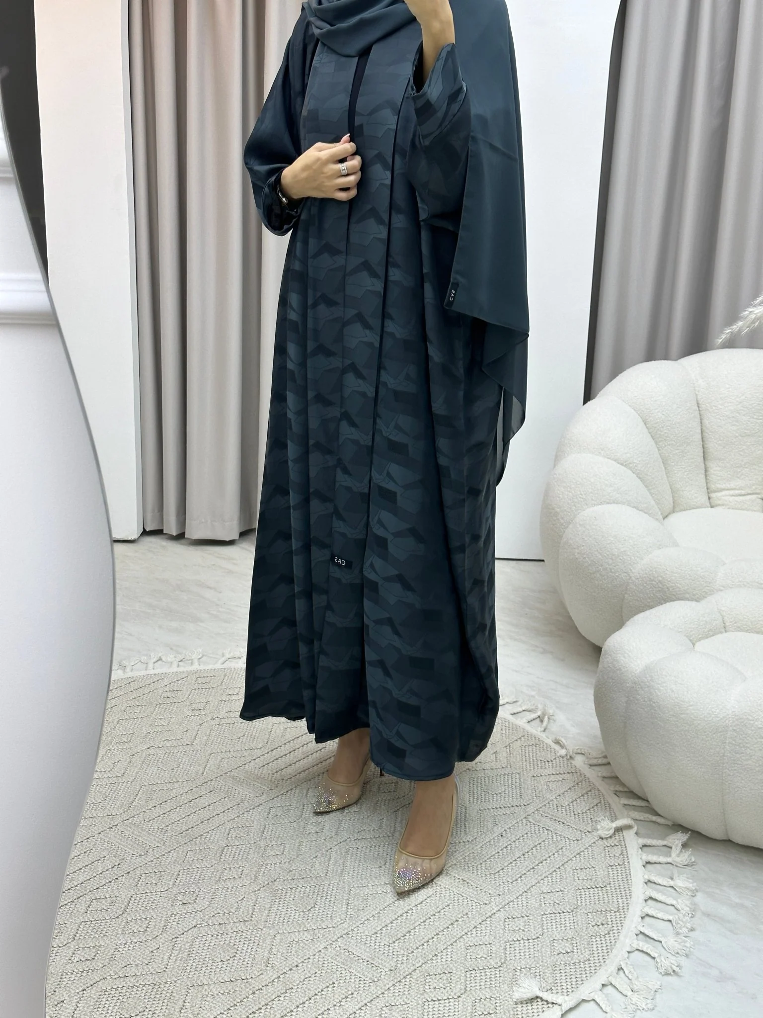 C Triangle Geometric Grey Bisht Abaya - Image 5