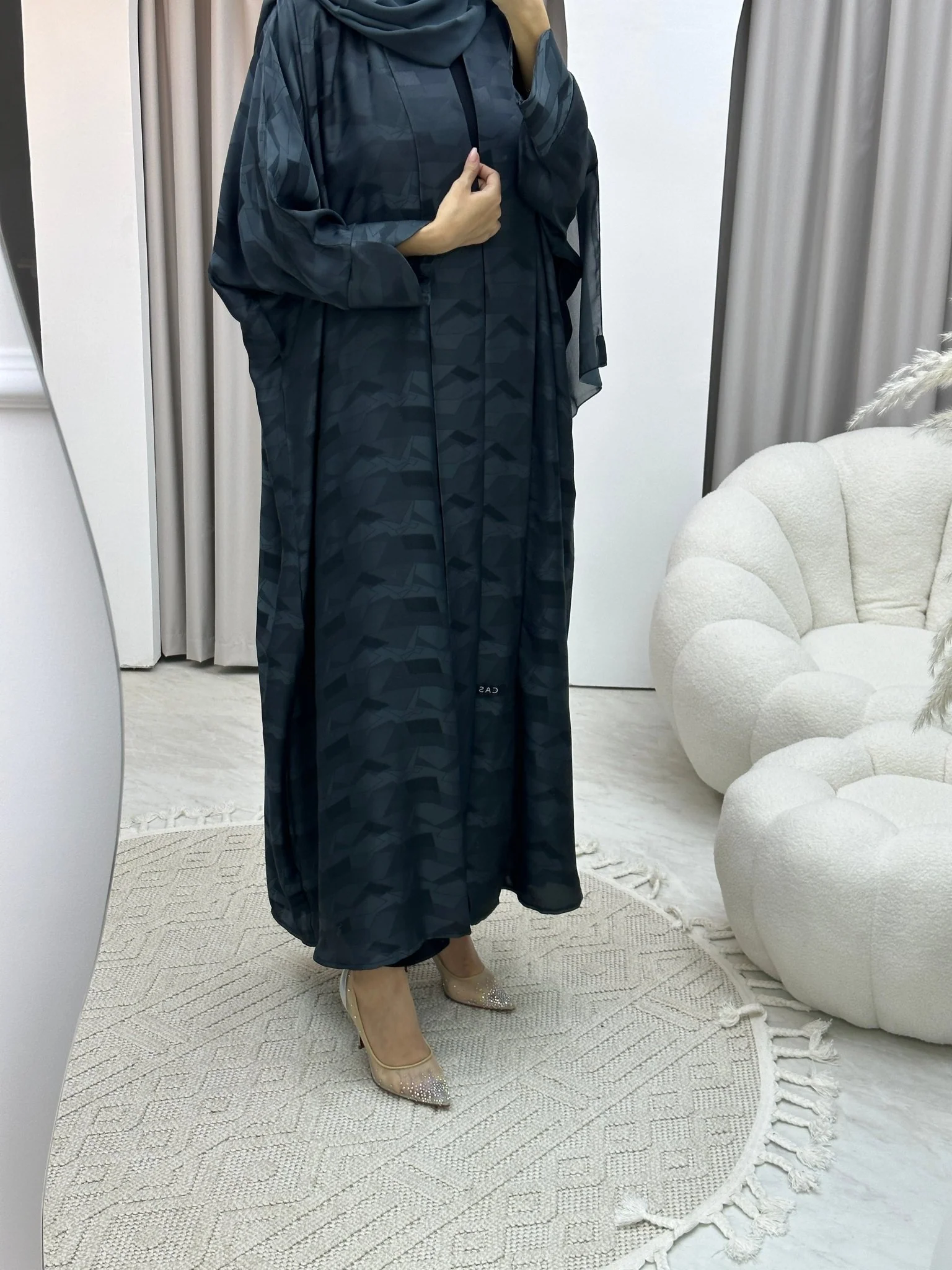 C Triangle Geometric Grey Bisht Abaya - Image 6