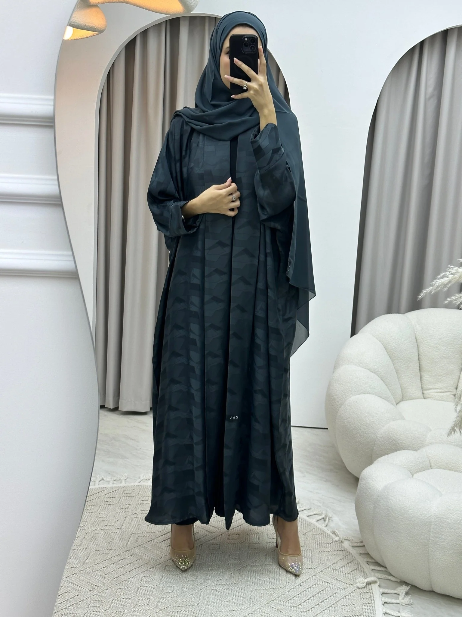 C Triangle Geometric Grey Bisht Abaya - Image 7